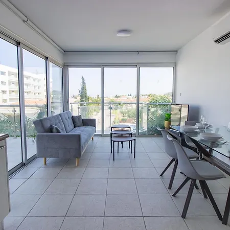 Beachside 1-bed With Huge Veranda Apartmán *