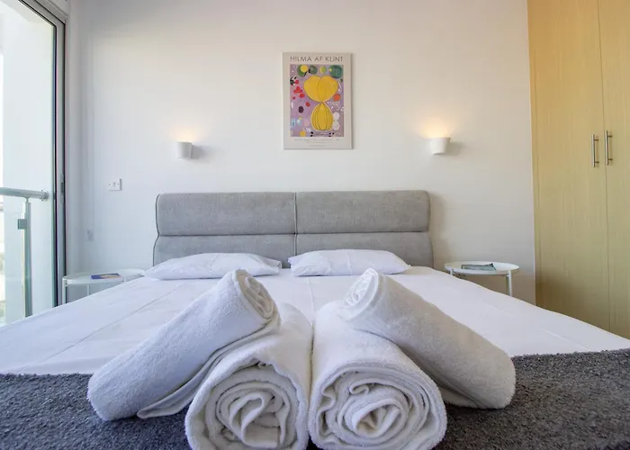 Beachside 1-bed With Huge Veranda 普罗塔拉斯