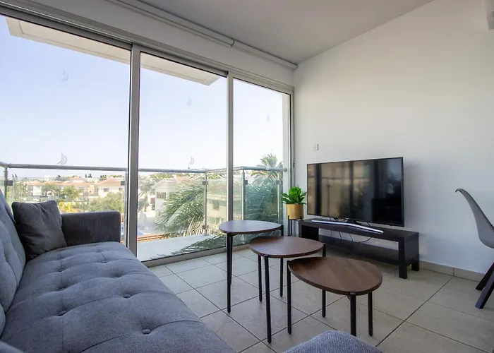 Beachside 1-bed With Huge Veranda Protaras